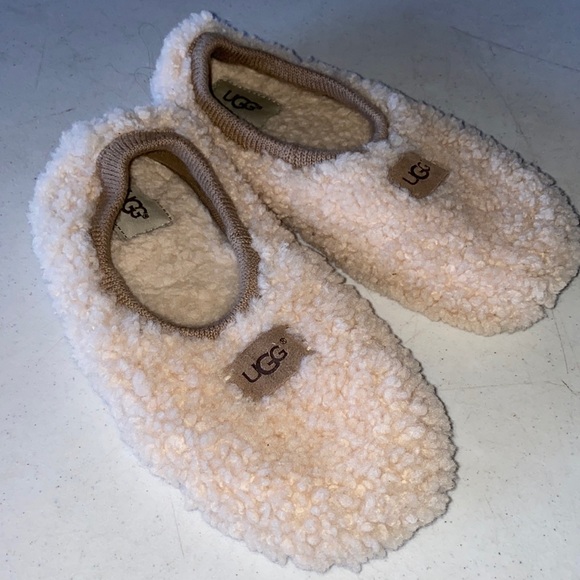 UGG Shoes - Women’s ugg slippers size 6 check out pictures